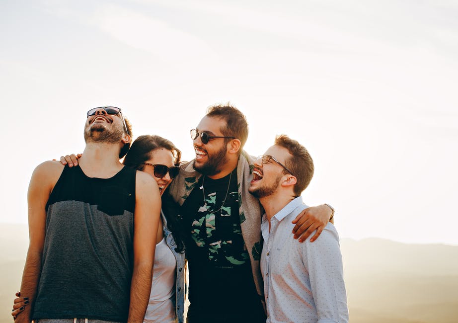 האם ערכת קריוקי זו מתנה מספיק טובה לחברים שעברו דירה
